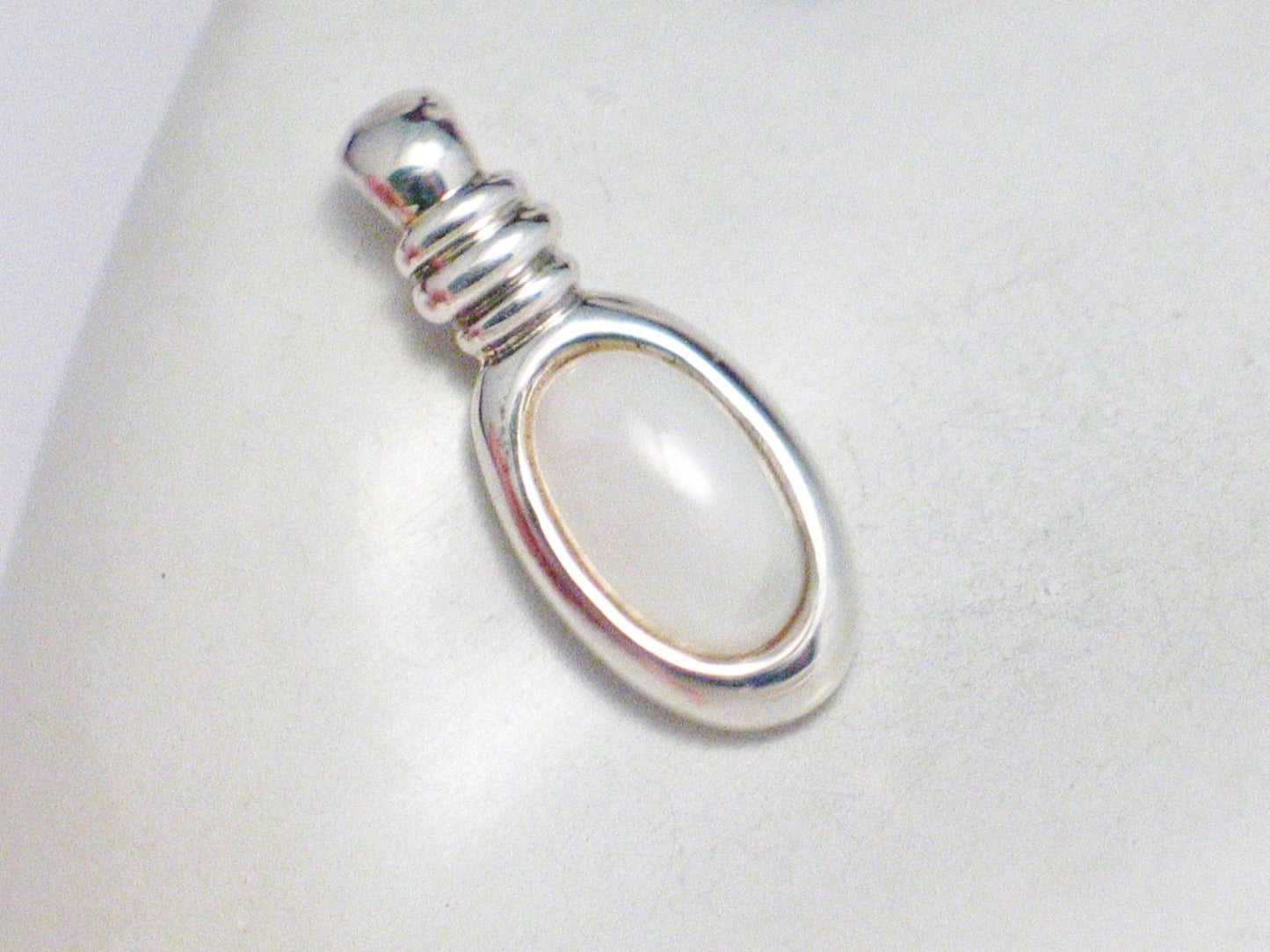 Stone Pendant, Mens Womens Sleek Oval Design White Pearl Stone Pendant